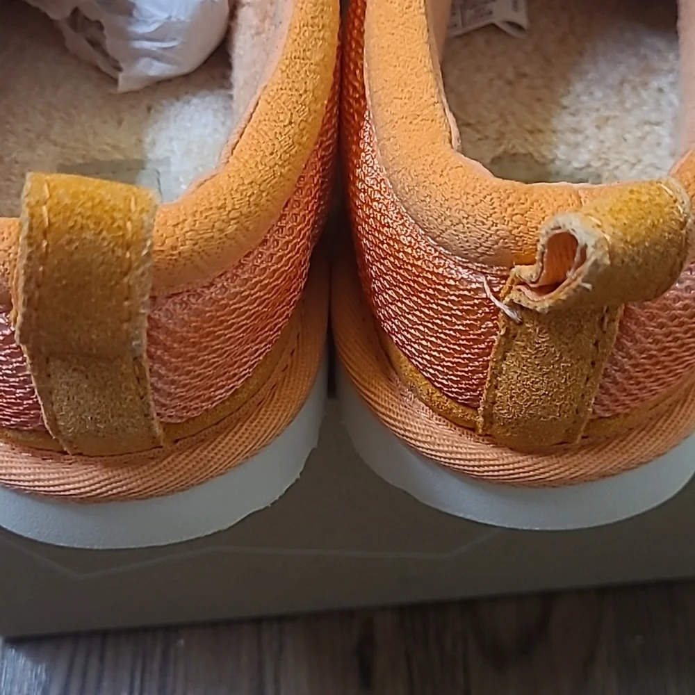 UGG Orange Kids Slip-On Shoes used exelente condition perfect for winter.‎